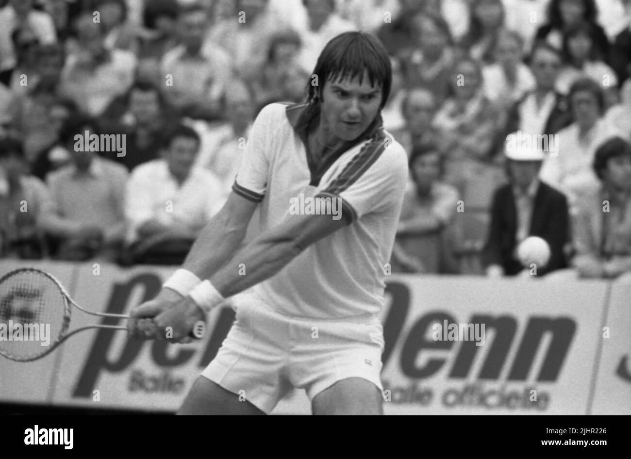 The American tennis player Jimmy Connors, attending the men's singles semi-final of the French Open (vs Paraguayan Victor Pecci). Paris, Roland-Garros stadium, June 1979 Stock Photo