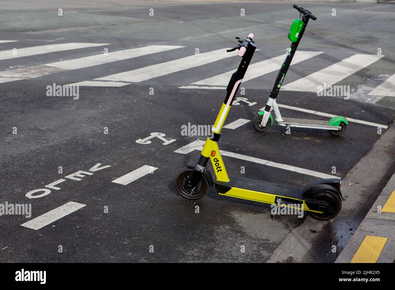 PARIS, FRANÇA - 01 De Dezembro De 2016: Carro Alemão Esperta Bonita De Uma  Empresa De Partilha De Carro Estacionado Na Frente De Uma Casa - Lente Tilt- shift Fotos, retratos, imágenes y