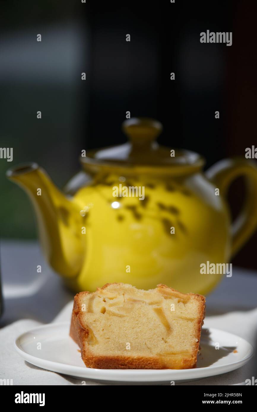Théière et tranche de cake Stock Photo