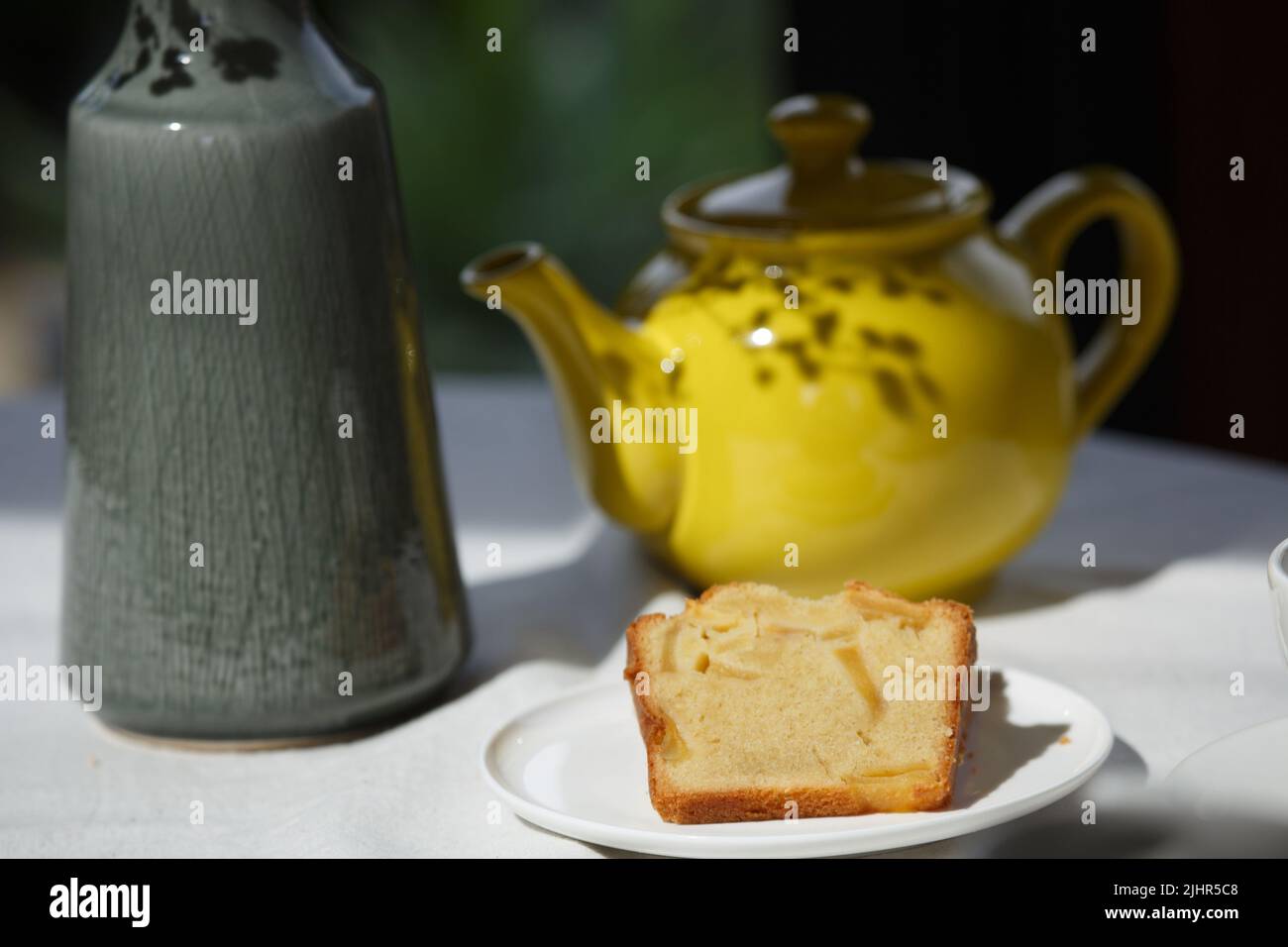 Théière et tranche de cake Stock Photo