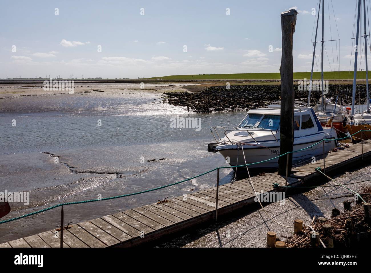 Everschopsiel Hafen in Nordfriesland bei ablaufendem Wasser, tidenbedingtes Trockenfallen der Wasserfahrzeuge Stock Photo