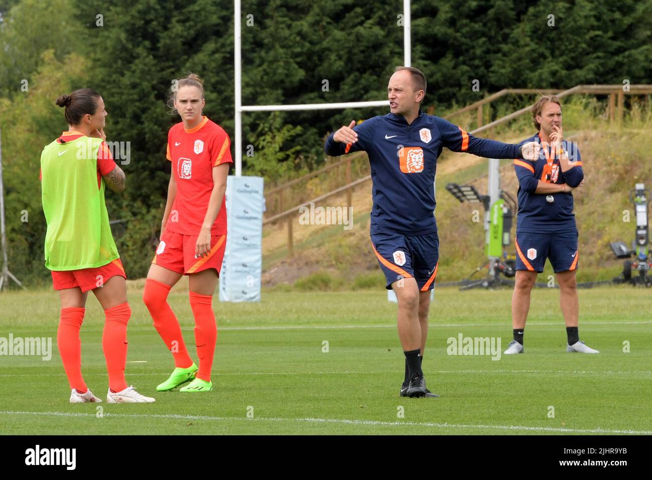 STOCKPORT -(lr) Sherida Spitse of of Holland women , Vivianne Miedema of Holland women , Holland women trainer coach Mark Parsons during a training session of the Dutch women's national team on 20 July 2022 at Stockport County FC in Stockport prior to the UEFA Women's EURO England 2022 match against France. ANP GERRIT VAN COLOGNE Stock Photo