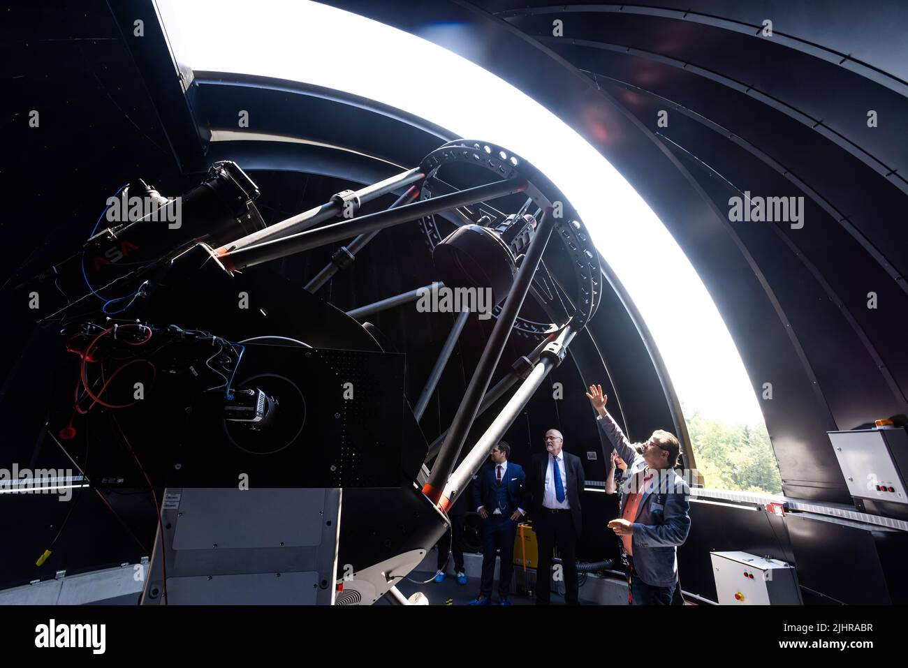 Empfingen, Germany. 20th July, 2022. A DLR employee (front) explains