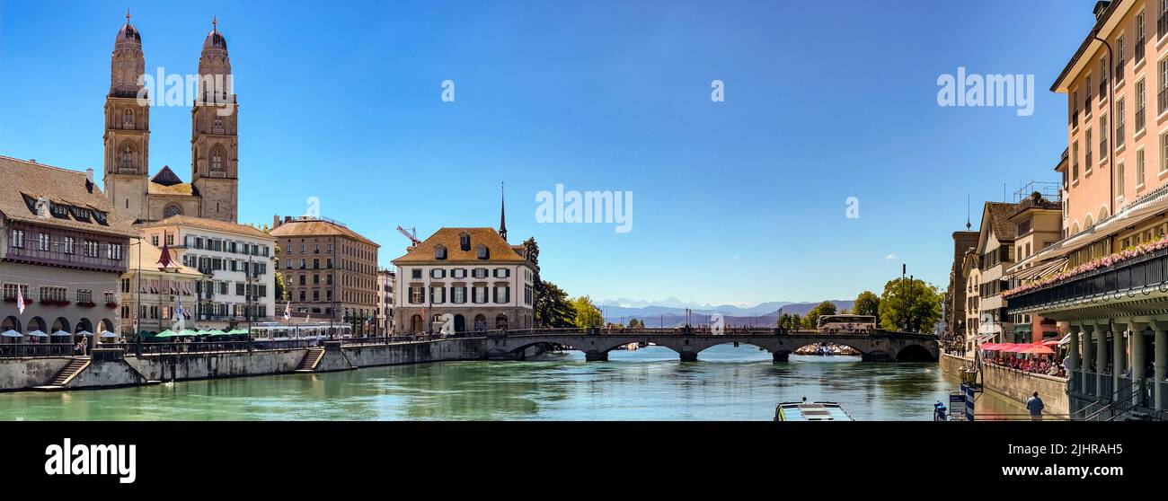Picturesque panoramic view of the Limmat River, the Munster Bridge and the Grossmunster in Zurich, Switzerland Stock Photo