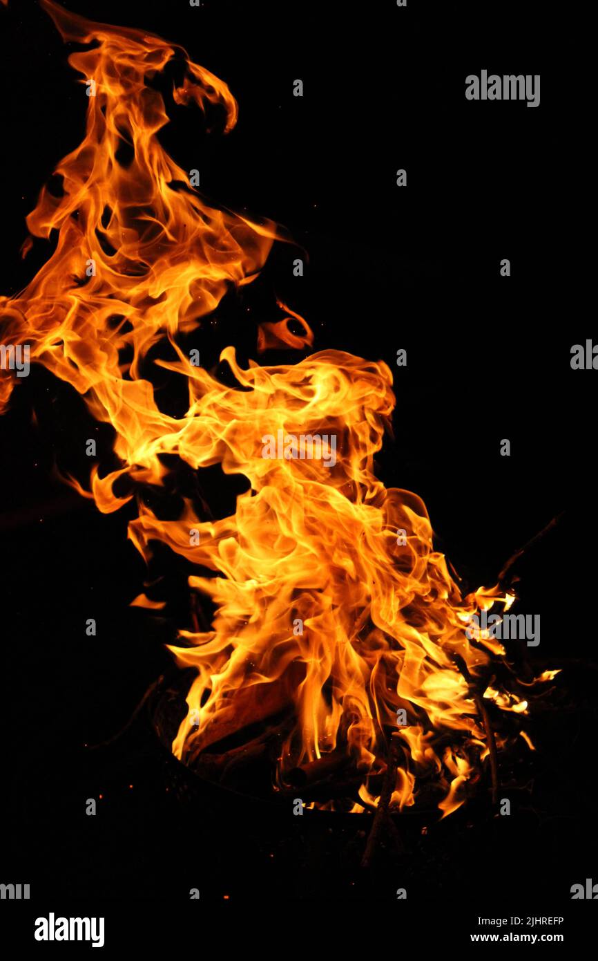 campfire at night Stock Photo - Alamy