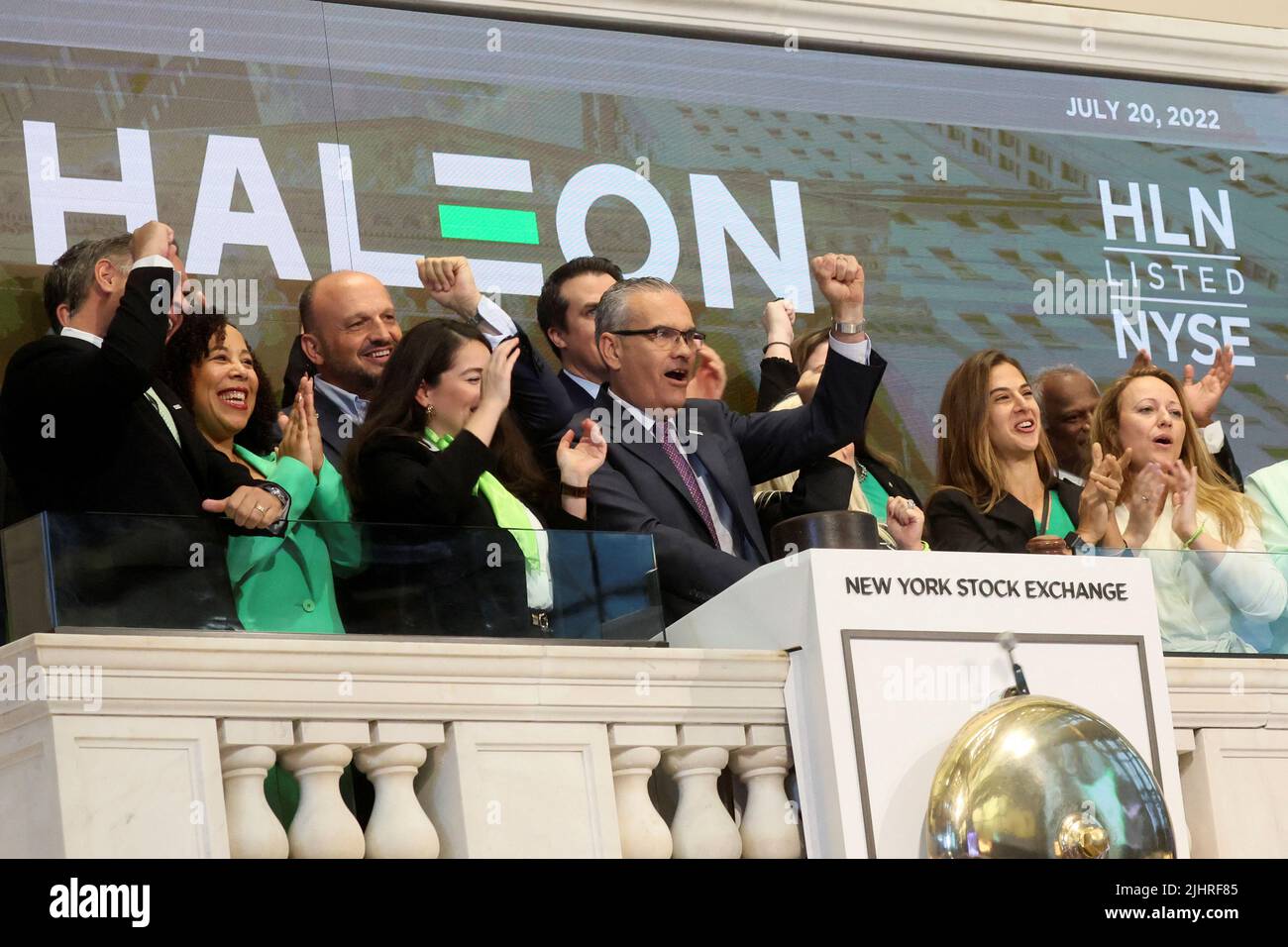 Brian McNamara, CEO of Haleon, rings the opening bell to celebrate his company’s listing on the New York Stock Exchange (NYSE) in New York City, U.S., July 20, 2022.  REUTERS/Brendan McDermid Stock Photo