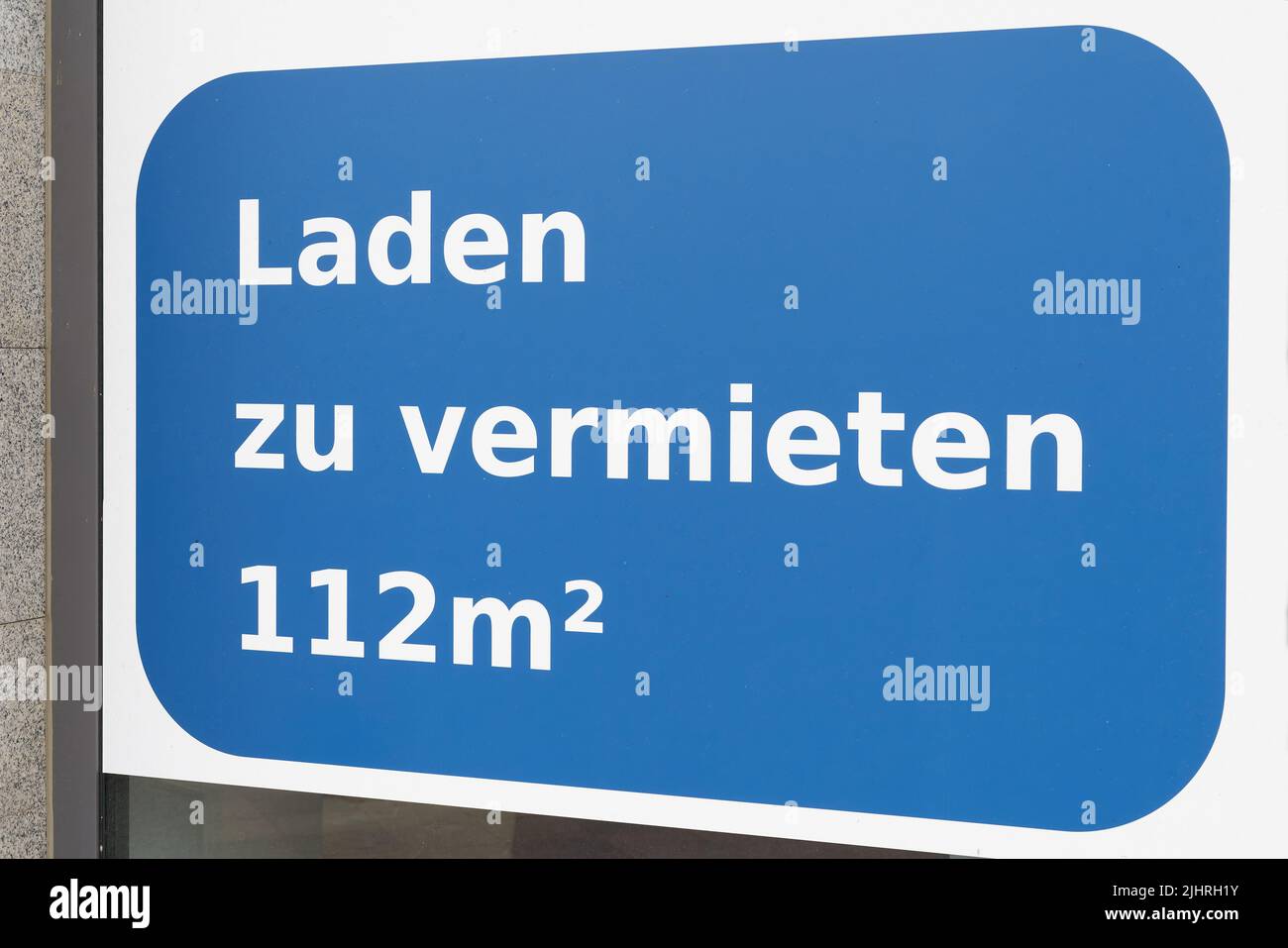 Sign on store window in Germany saying Laden zu vermieten. Translation: store for rent Stock Photo