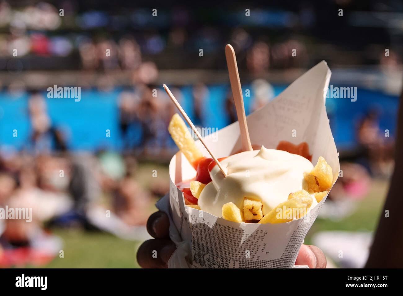 Hamburg, Germany. 20th July, 2022. A bather holds a portion of French