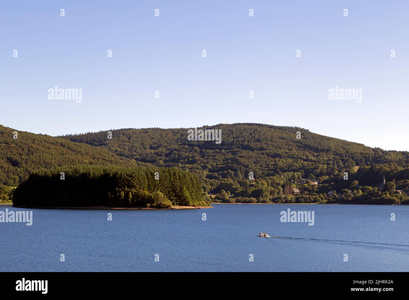 Laouzas Lake. In the background, the village of Villelongue. Nages, Occitanie, France Stock Photo