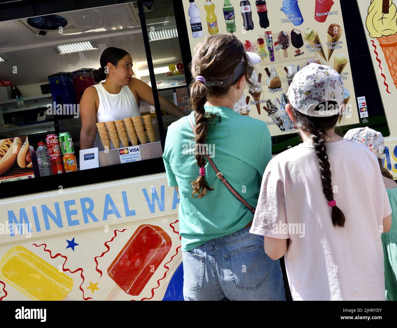 London, England, UK. Young family at an ice cream van on a very hot day in July 2022 Stock Photo