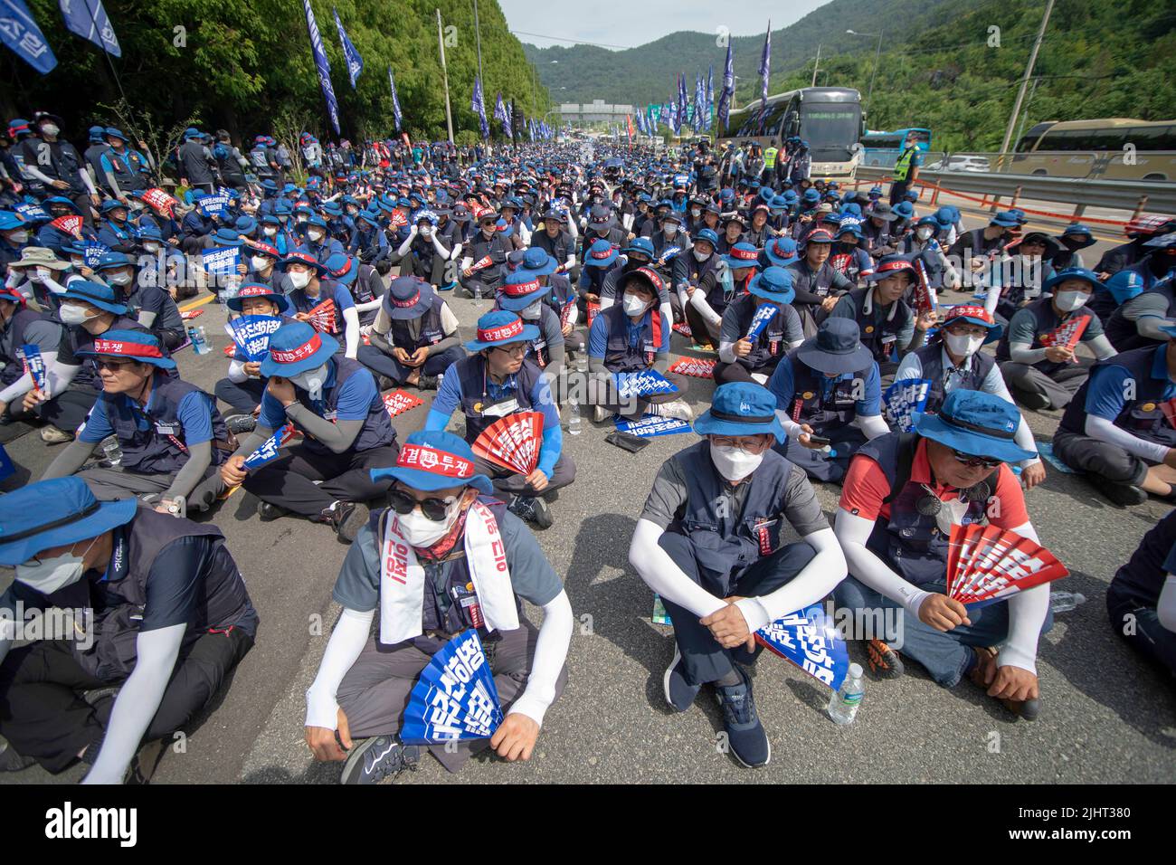 Geoje, South Korea. 20th July, 2022. Over ten thousand Korean Metal Worker's Union members attend with shout slogan during against the South Korean government work polish at front of Daewoo Shipbuilding Marine Engineering Okpo yard in Geoje. Striking subcontract workers at Daewoo Shipbuilding & Marine Engineering Co. (DSME) have narrowed differences in wage negotiations with the management, raising the possibility of a deal to end the weekslong walkout, sources said Wednesday. (Credit Image: © Ryu Seung-Il/ZUMA Press Wire) Stock Photo