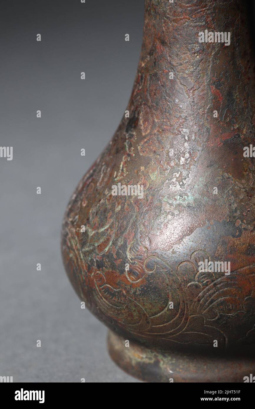 Antique chinese bronze vase hi-res stock photography and images - Alamy