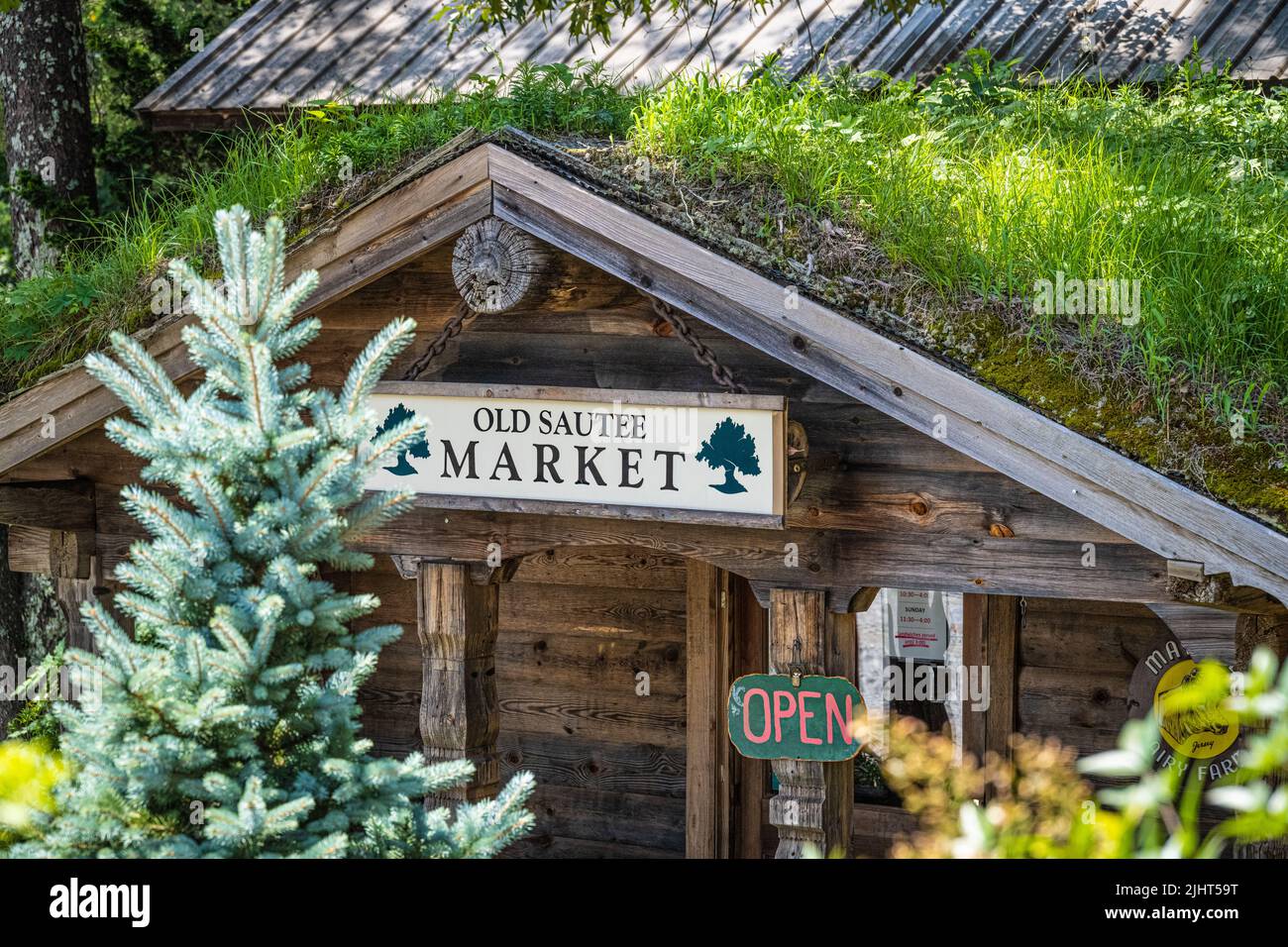 The sod-roofed Old Sautee Market in Sautee Nacoochee offers fresh baked goods and hand crafted sandwiches for locals and visitors to Helen, Georgia. Stock Photo