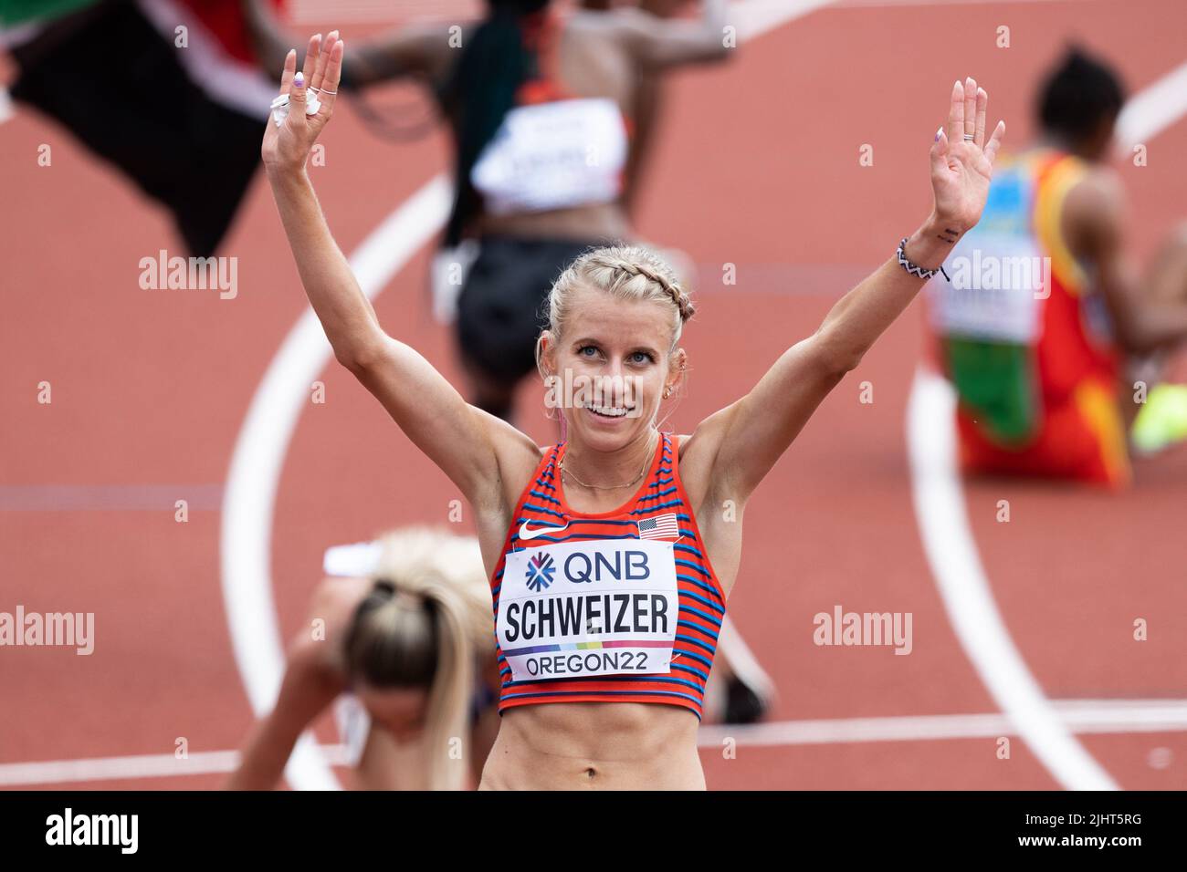 Karissa Schweizer (USA) waves to the crowd after finishing the 10,000 meter final during the morning session on day 2 of the World Athletics Champions Stock Photo