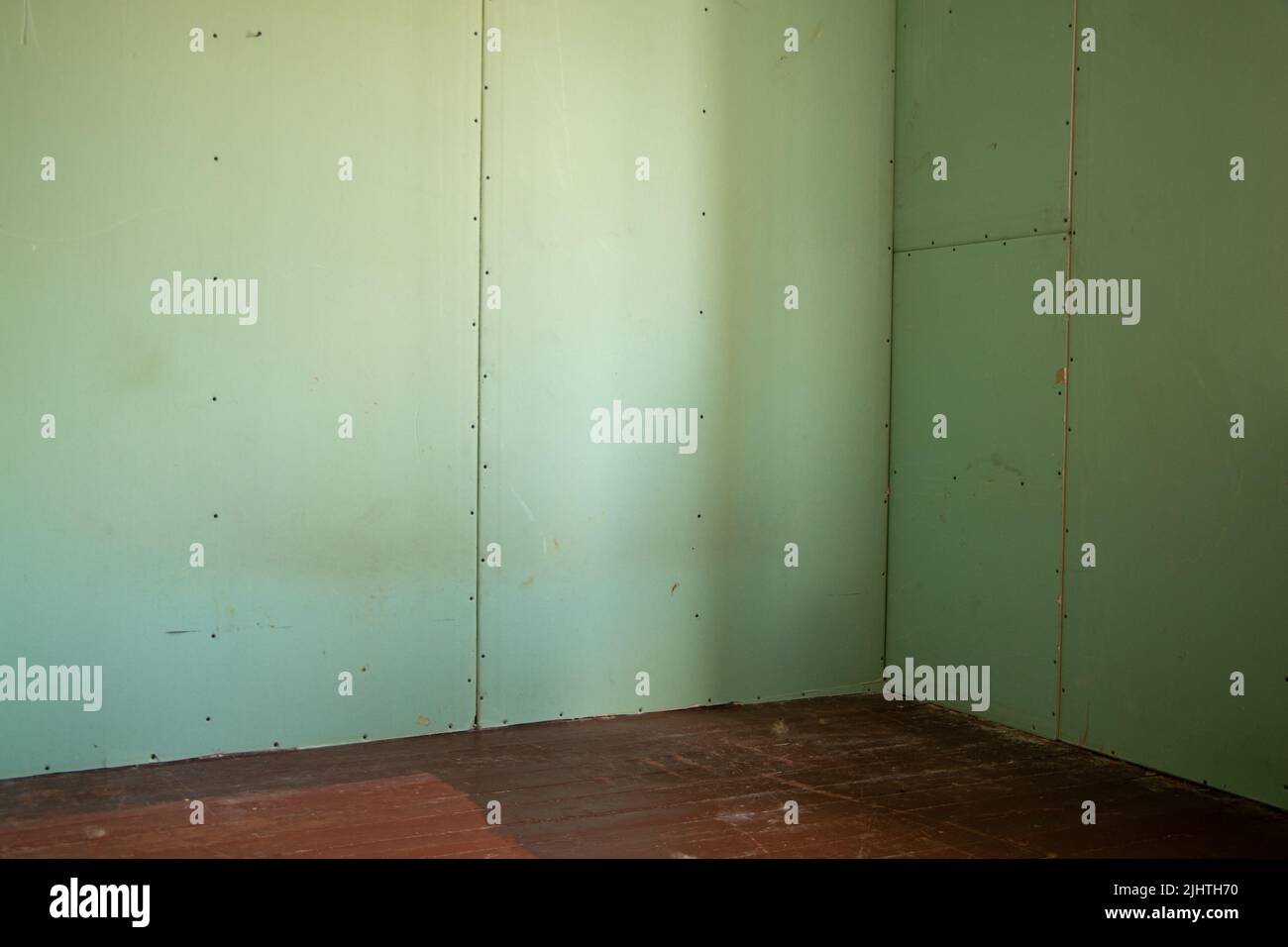 wall of moistureresistant plasterboard in the room, repair of walls in