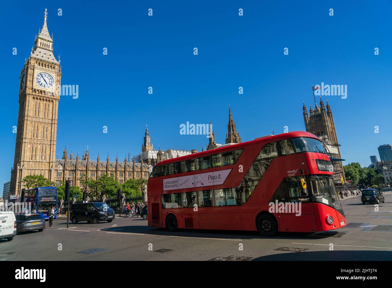 THE HOUSES OF PARLIAMENT, LONDON, ENGLAND, JUNE 22, 2022. Big Ben, The Palace of Westminster and a traditional Red London Bus, Parliament Sqaure, Lond Stock Photo