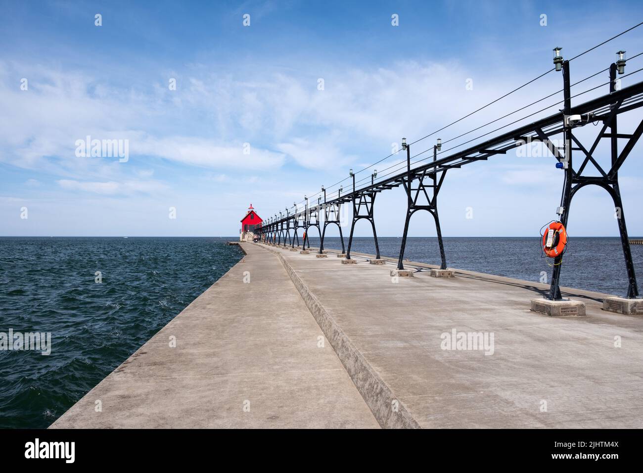 Landscape of the Grand Haven Lighthouse, pier, and catwalk, Lake Michigan, Michigan, USA Stock Photo
