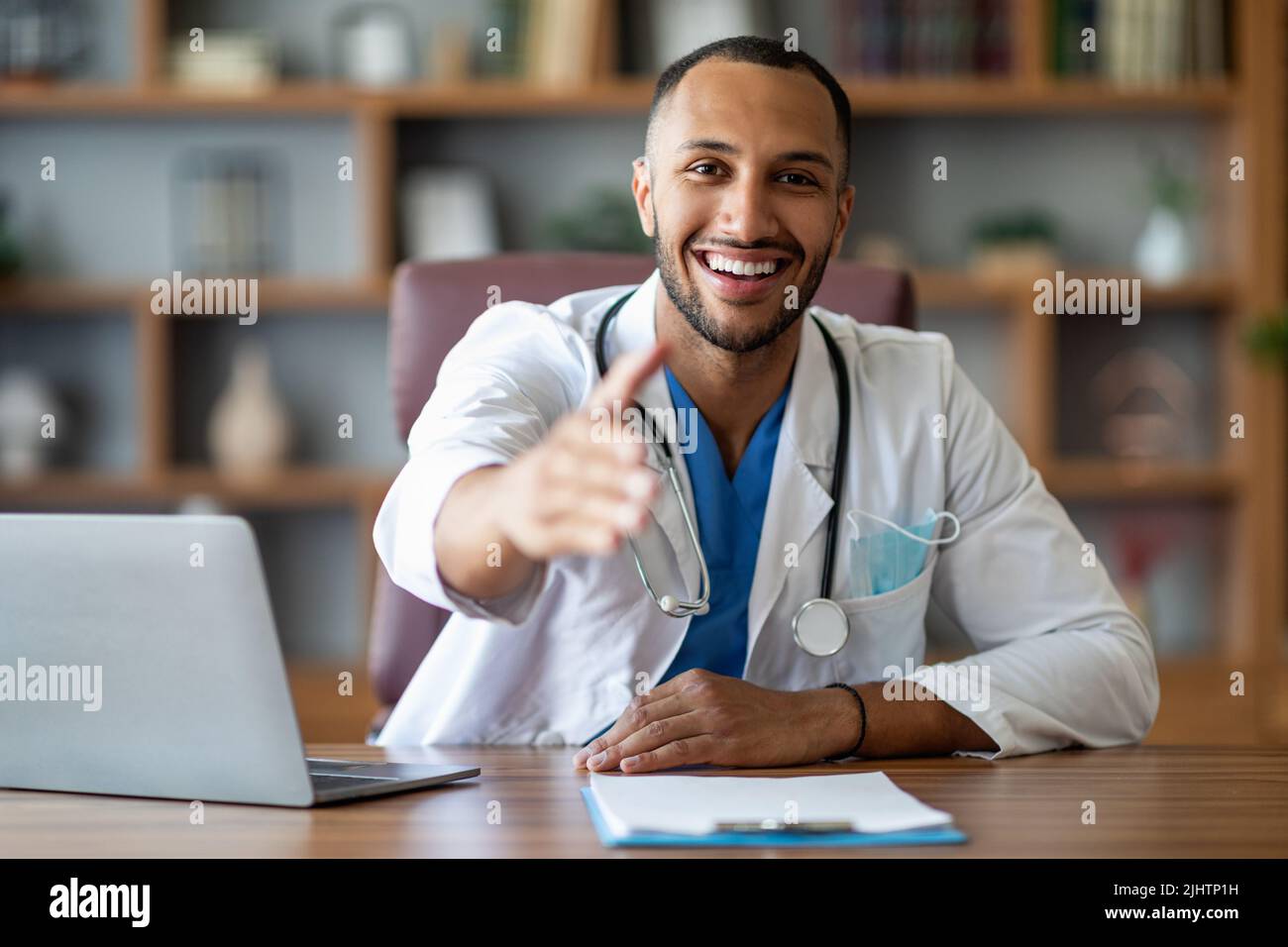Middle eastern doctor and patient hi-res stock photography and images ...