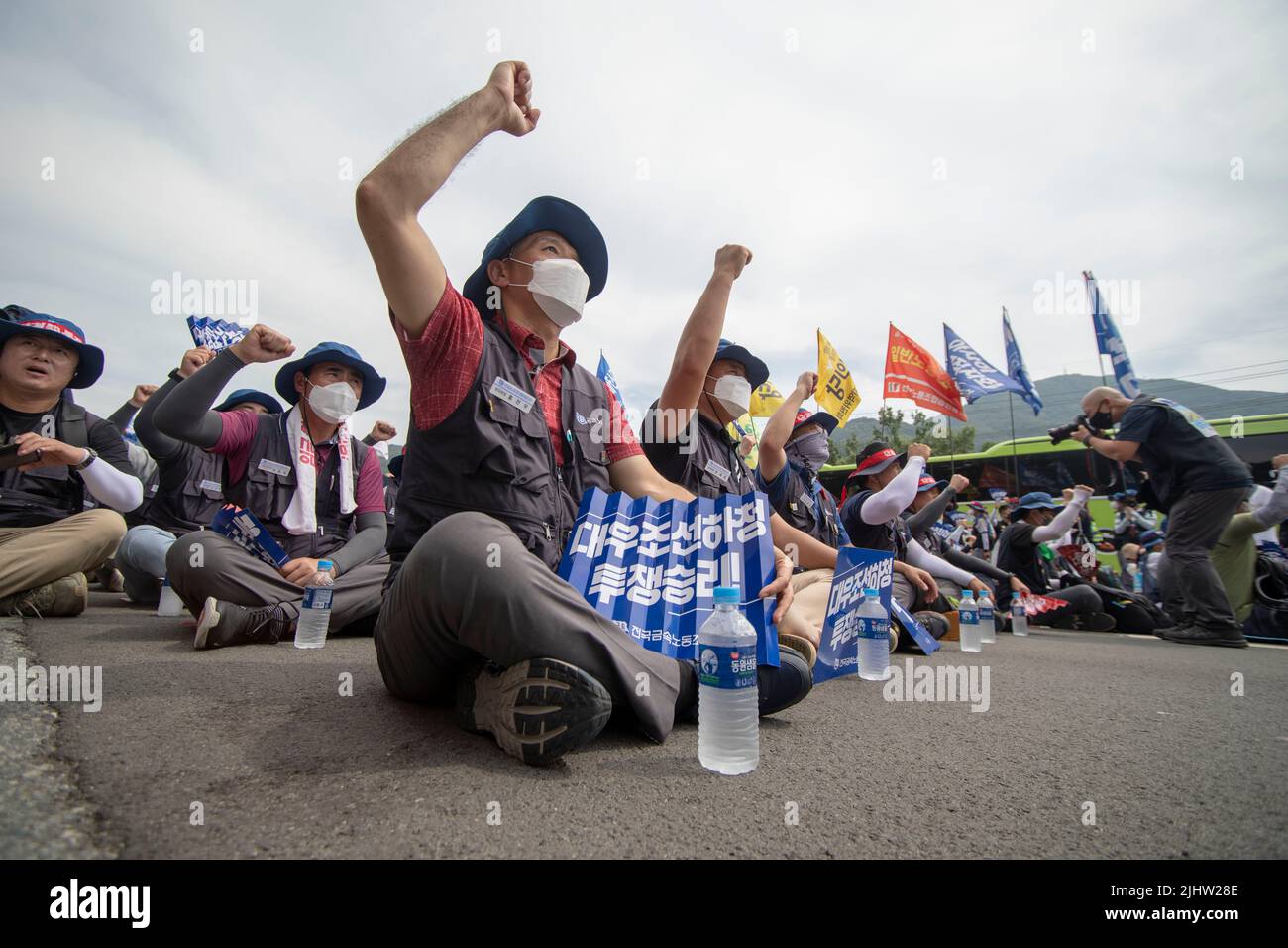 Geoje, South Korea. 20th July, 2022. Over ten thousand Korean Metal Worker's Union members attend with shout slogan during against the South Korean government work polish at front of Daewoo Shipbuilding Marine Engineering Okpo yard in Geoje. Striking subcontract workers at Daewoo Shipbuilding & Marine Engineering Co. (DSME) have narrowed differences in wage negotiations with the management, raising the possibility of a deal to end the weekslong walkout, sources said Wednesday. (Credit Image: © Ryu Seung-Il/ZUMA Press Wire) Stock Photo