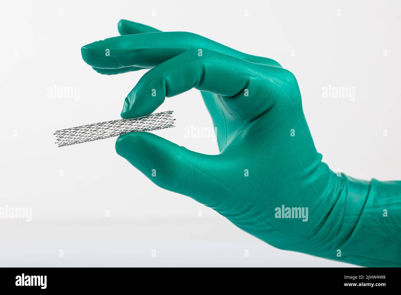 Stent and catheter for implantation into blood vessels with an empty
