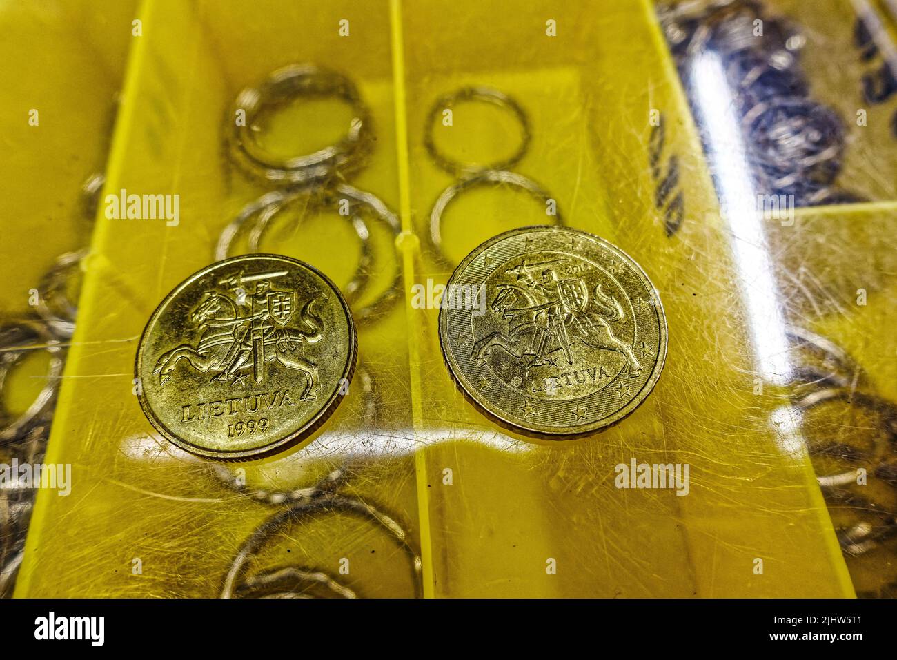 Alte Antike National Messing Kasse und Euro Münzen. Stock Photo