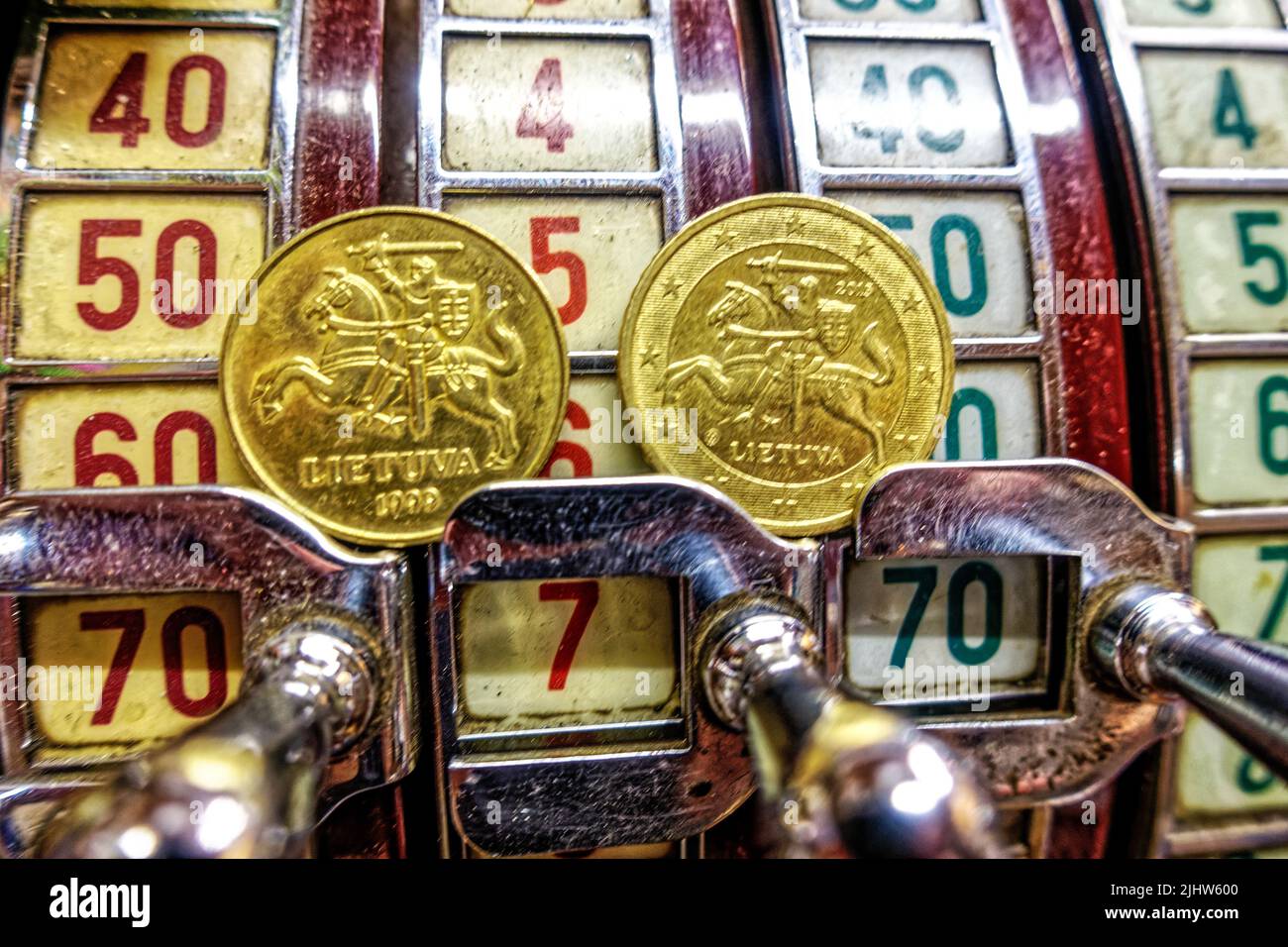 Alte Antike National Messing Kasse und Euro Münzen. Stock Photo