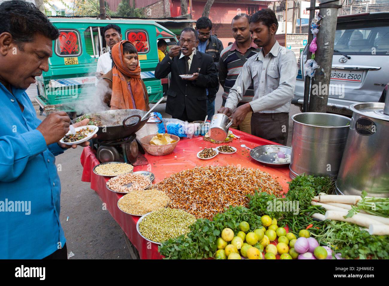 A vendor prepares a vegetarian snack including mung bean srouts at his road-side stall In Lucknow Stock Photo