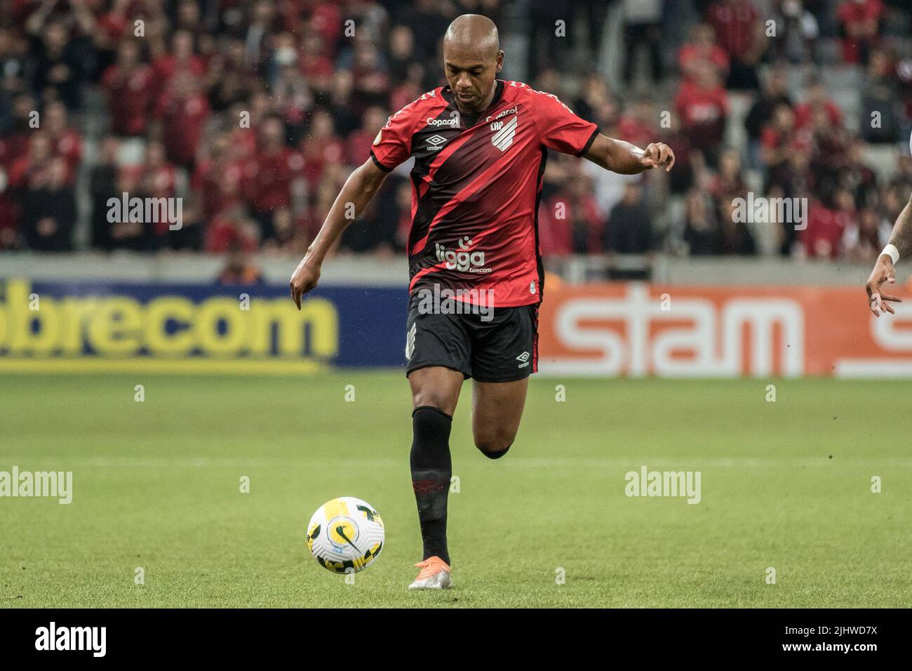 PR - Curitiba - 23/04/2022 - BRASILEIRO A 2022, ATHLETICO PR X FLAMENGO -  Vitinho jogador do Athletico-PR disputa lance com Isla jogador do Flamengo  durante partida no estadio Arena da Baixada