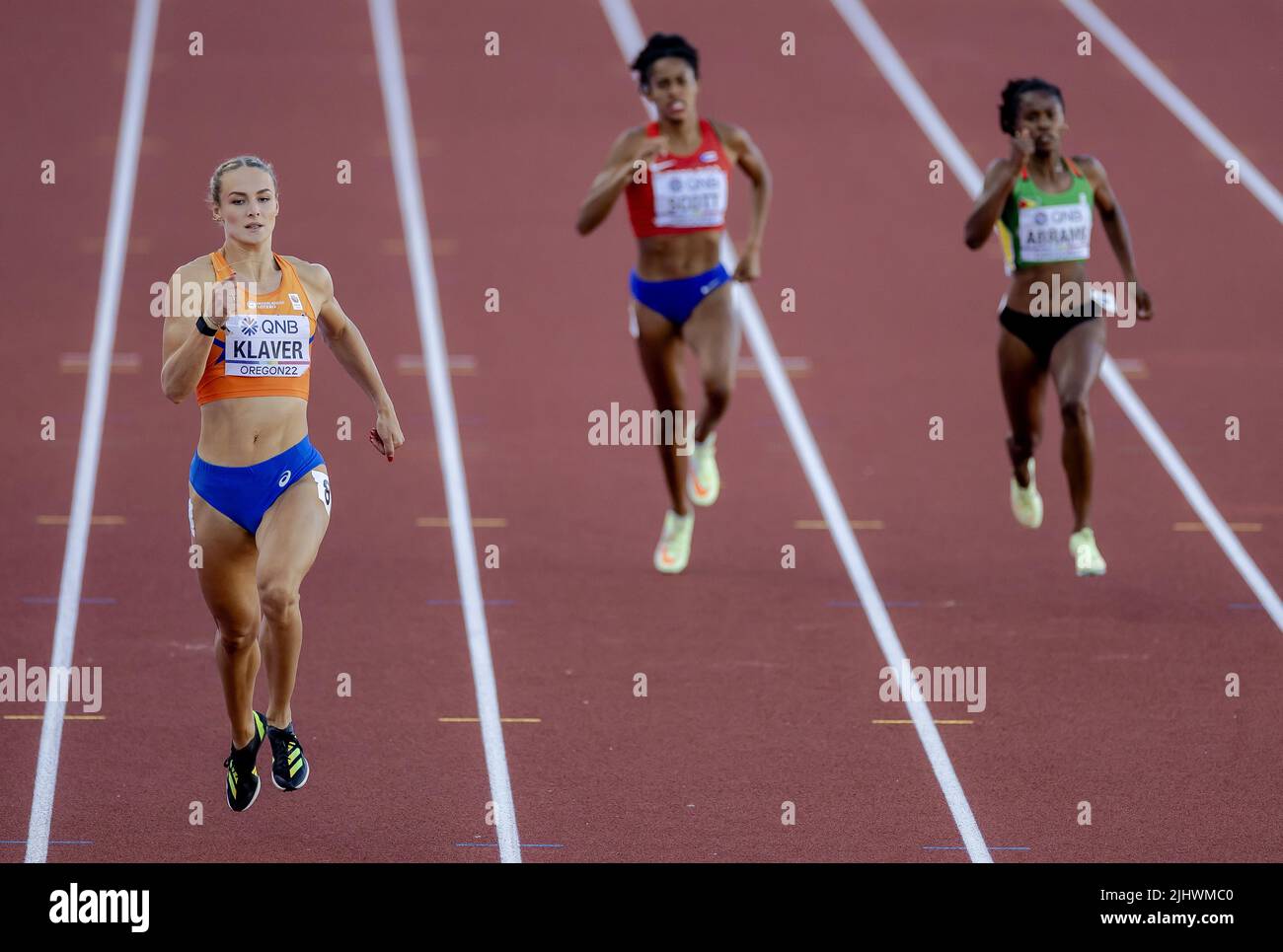 2022-07-21 03:54:15 EUGENE - Lieke Klaver in action during the semifinal of the 400 meters on the sixth day of the World Athletics Championships at the Hayward Field stadium. ANP ROBIN VAN LONKHUIJSEN netherlands out - belgium out Stock Photo