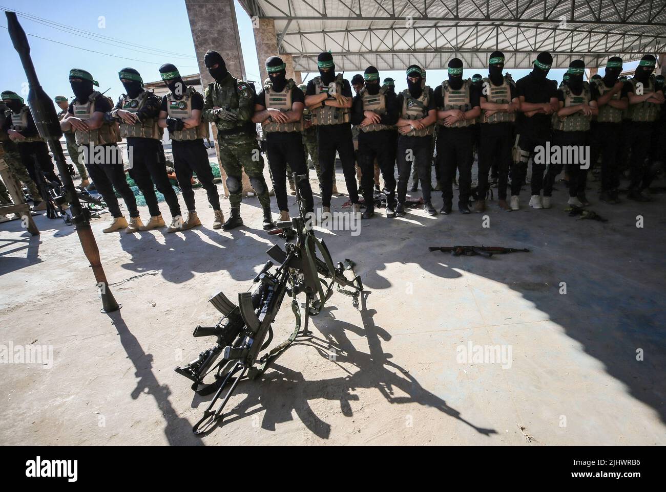 Gaza, Palestine. 20th July, 2022. Members of the Izz al-Din al-Qassam Brigades, the military wing of Hamas perform a prayer before the start of an anti-Israel military parade in Gaza City. Credit: SOPA Images Limited/Alamy Live News Stock Photo