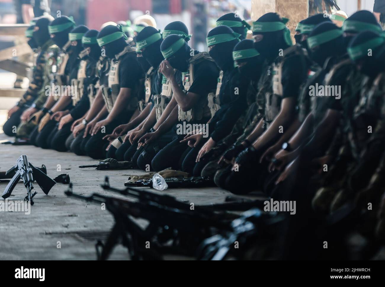 Gaza, Palestine. 20th July, 2022. Members of the Izz al-Din al-Qassam Brigades, the military wing of Hamas perform a prayer before the start of an anti-Israel military parade in Gaza City. Credit: SOPA Images Limited/Alamy Live News Stock Photo