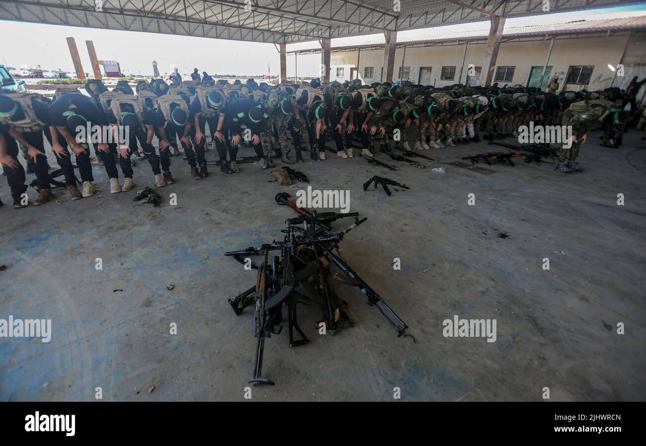 Gaza, Palestine. 20th July, 2022. Members of the Izz al-Din al-Qassam Brigades, the military wing of Hamas perform a prayer before the start of an anti-Israel military parade in Gaza City. Credit: SOPA Images Limited/Alamy Live News Stock Photo