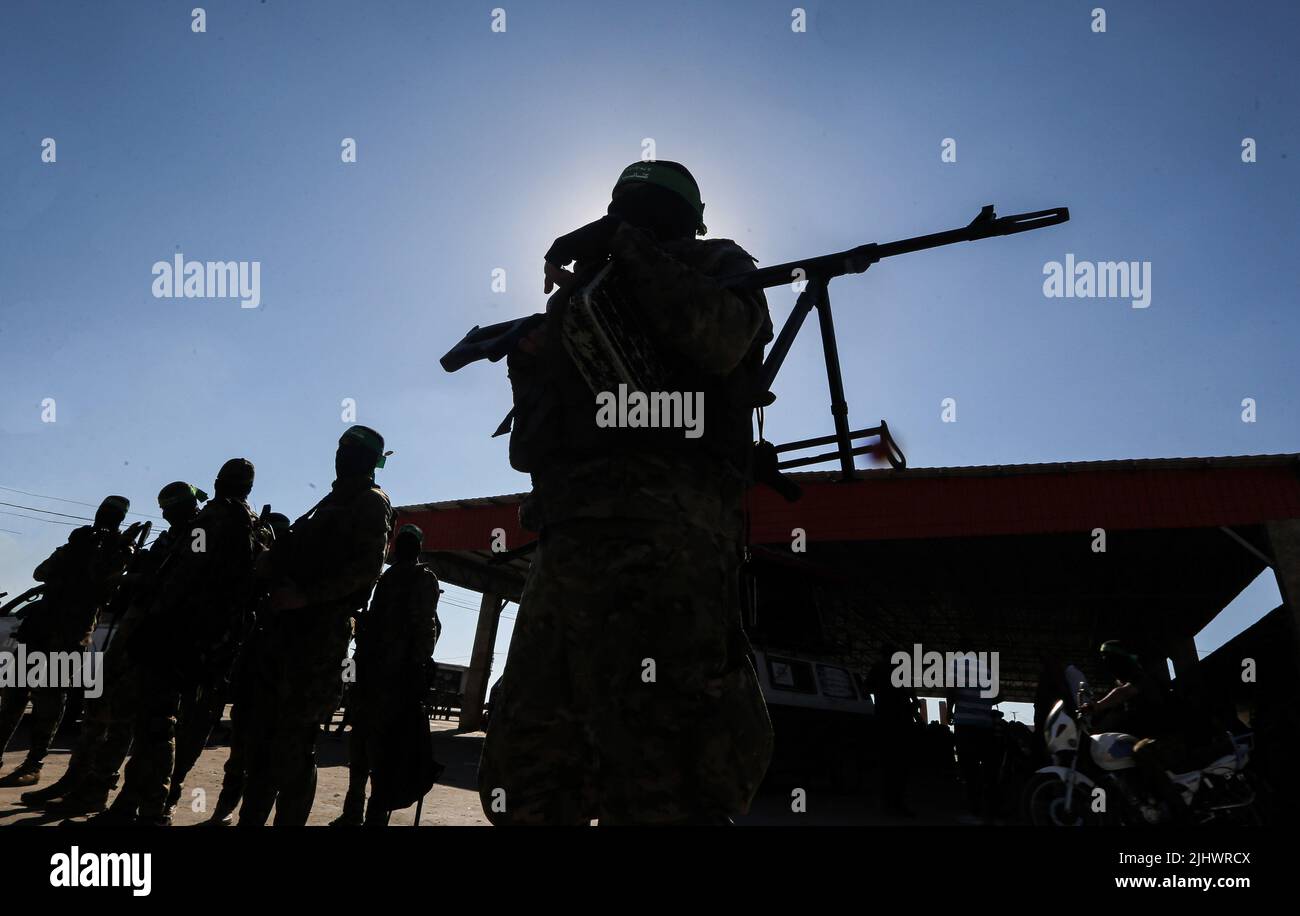 Gaza, Palestine. 20th July, 2022. Gunmen from the Izz al-Din al-Qassam Brigades, the military wing of Hamas during an anti-Israel military parade in Gaza City Credit: SOPA Images Limited/Alamy Live News Stock Photo