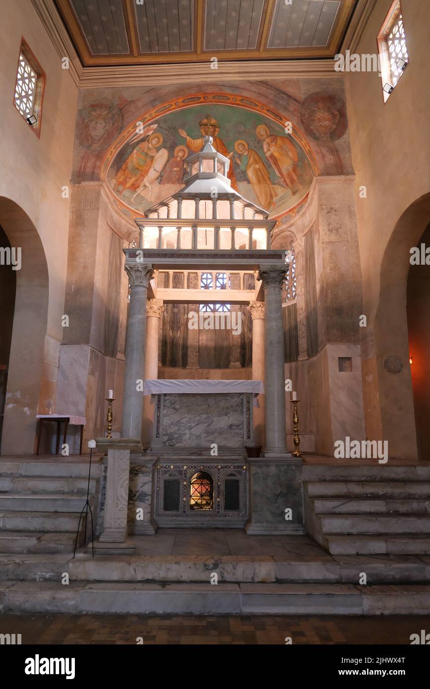 THE CENTRAL ALTAR OF THE CHURCH OF SAN GIORGIO AL VELABRO Stock Photo ...