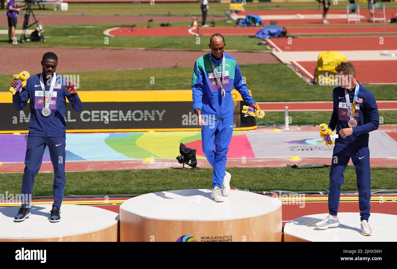 Eugene, USA. 20th July, 2022. Gold medalist Alison Dos Santos (C) of