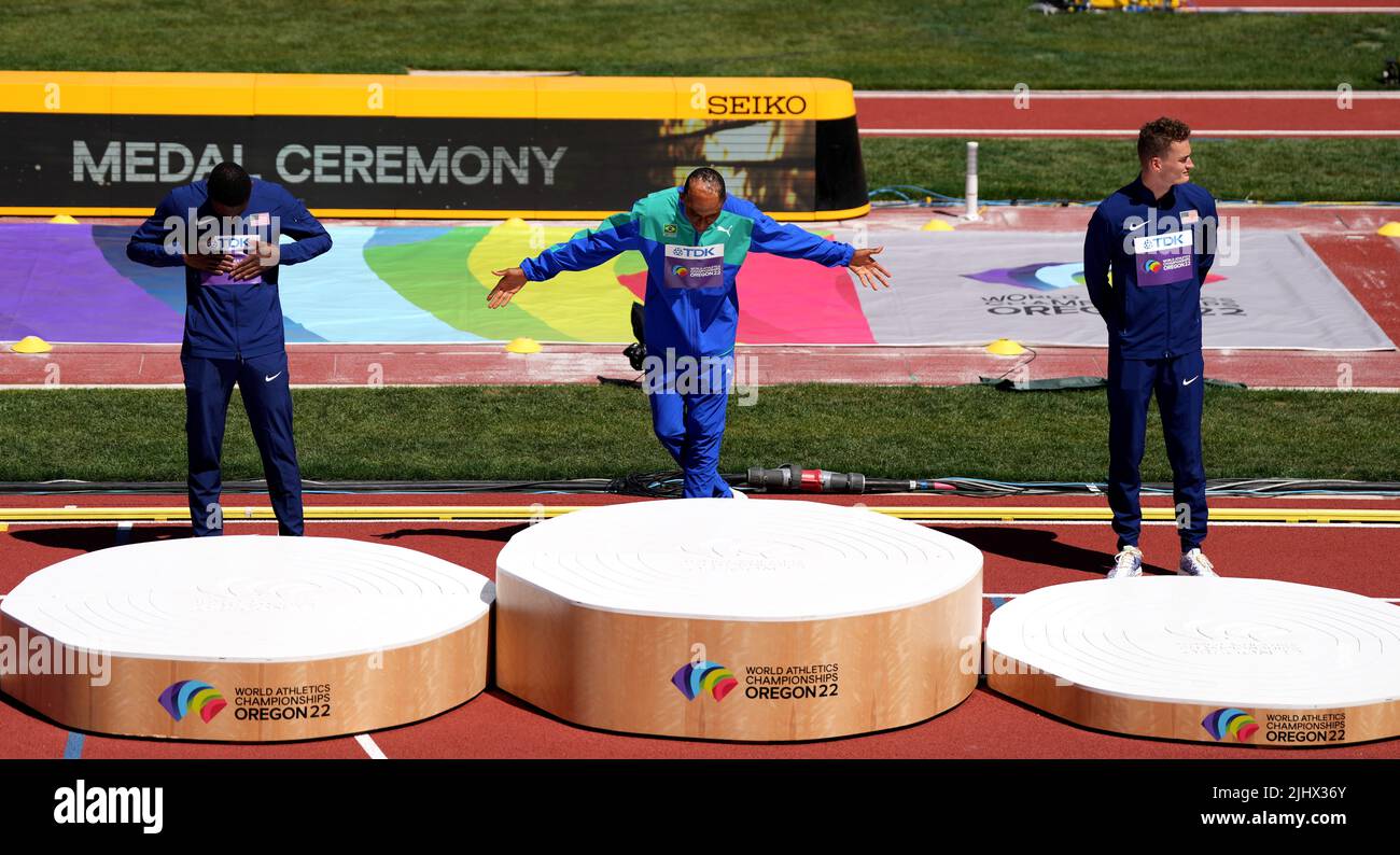 Eugene, USA. 20th July, 2022. Gold medalist Alison Dos Santos (C) of Brazil, silver medalist Rai Benjamin (L) of the United States and bronze medalist Trevor Bassitt of the United States attend the awarding ceremony of men's 400m hurdles at the World Athletics Championships Oregon22 in Eugene, Oregon, the United States, July 20, 2022. Credit: Wu Xiaoling/Xinhua/Alamy Live News Stock Photo