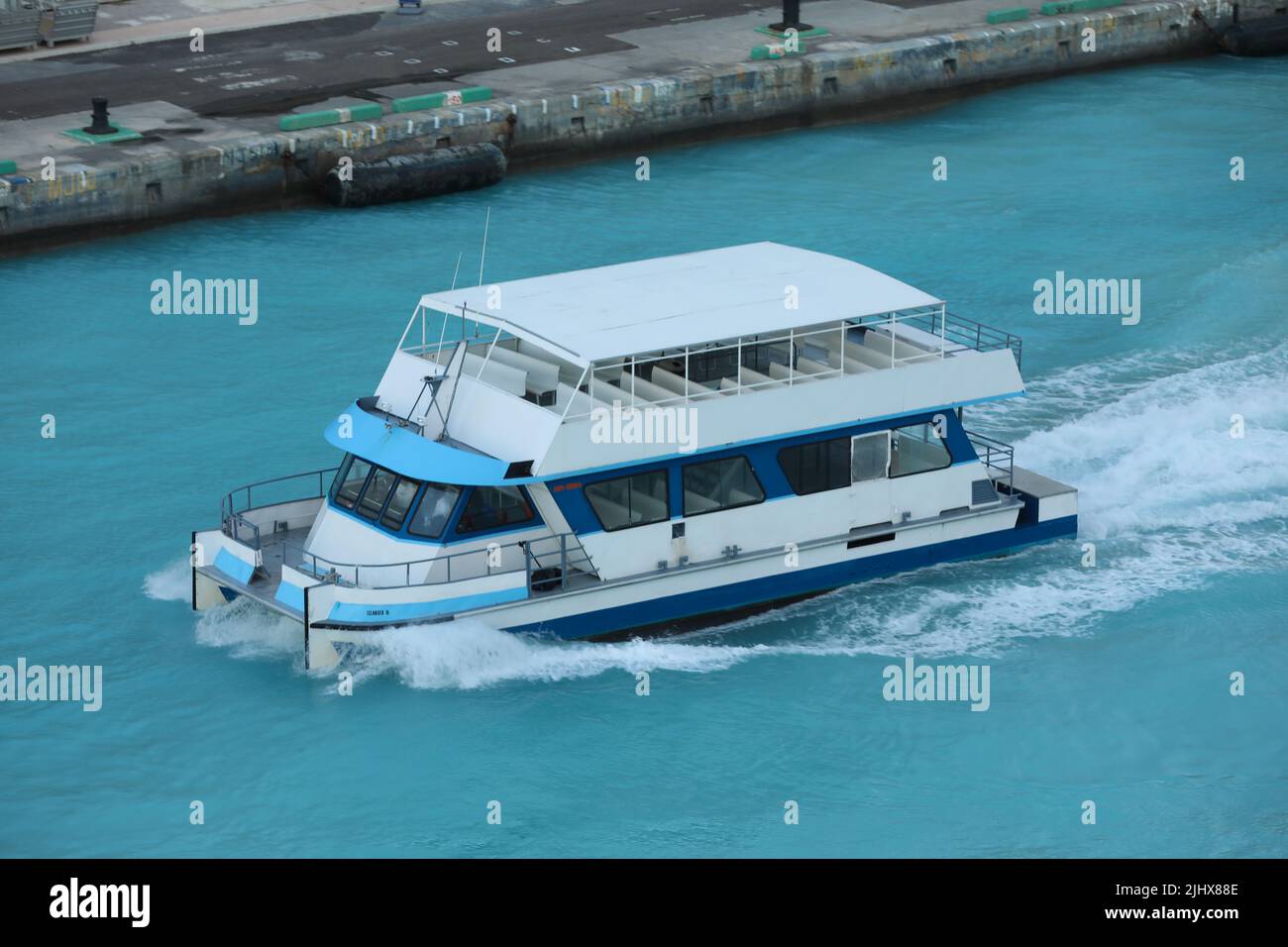 Tour boat sails on the nassau,bahamas Stock Photo Alamy