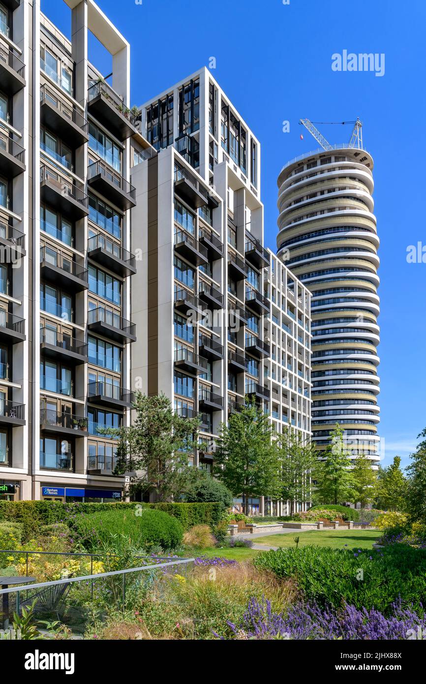 White City Living, a development of luxury apartments in Shepherd’s Bush near Television Centre and Westfield. With lavish planting and water features Stock Photo