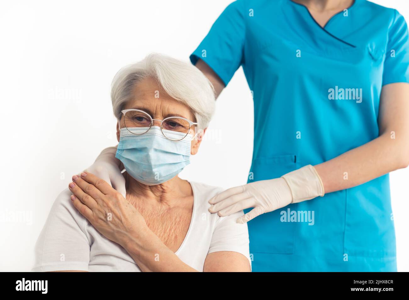 Elderly woman wearing a mask hi-res stock photography and images - Alamy
