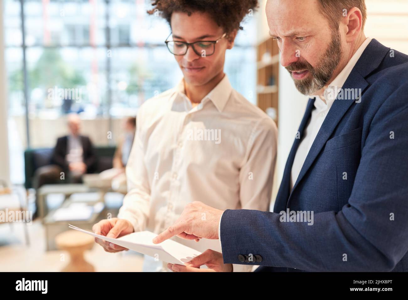 Competent business angel gives start-up founders with business plan tips on strategy Stock Photo