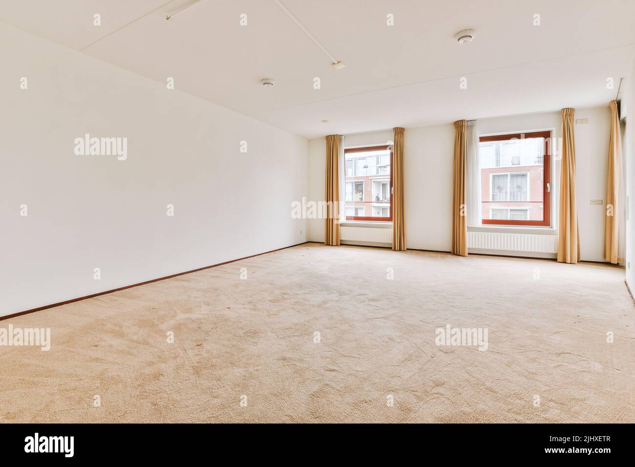 A spacious empty room with radiator in a luxury house Stock Photo - Alamy