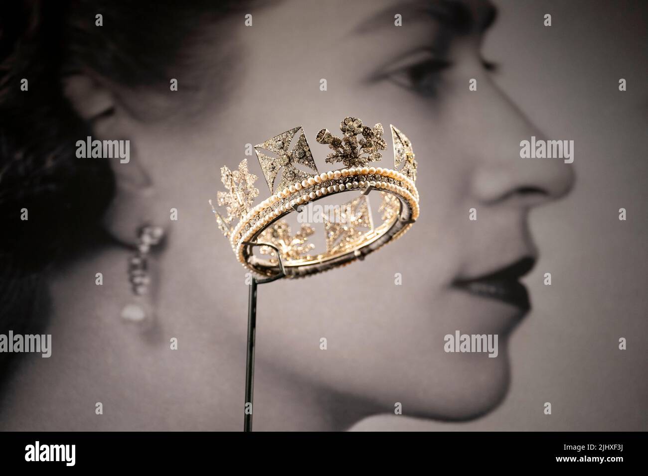 Queen elizabeth iis diamond diadem on display buckingham palace hires