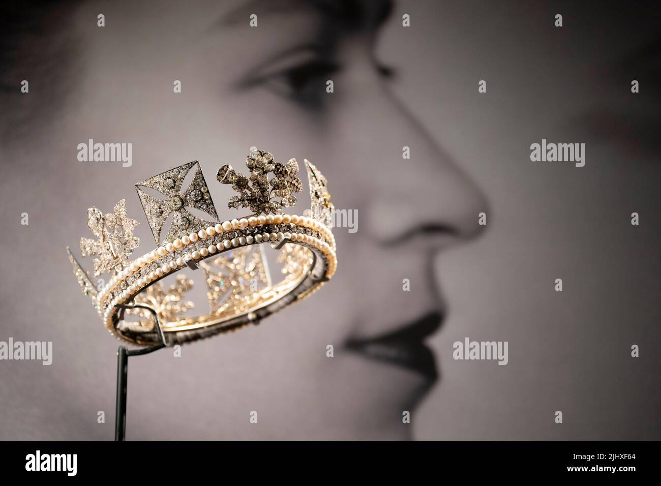 Queen elizabeth iis diamond diadem on display buckingham palace hires