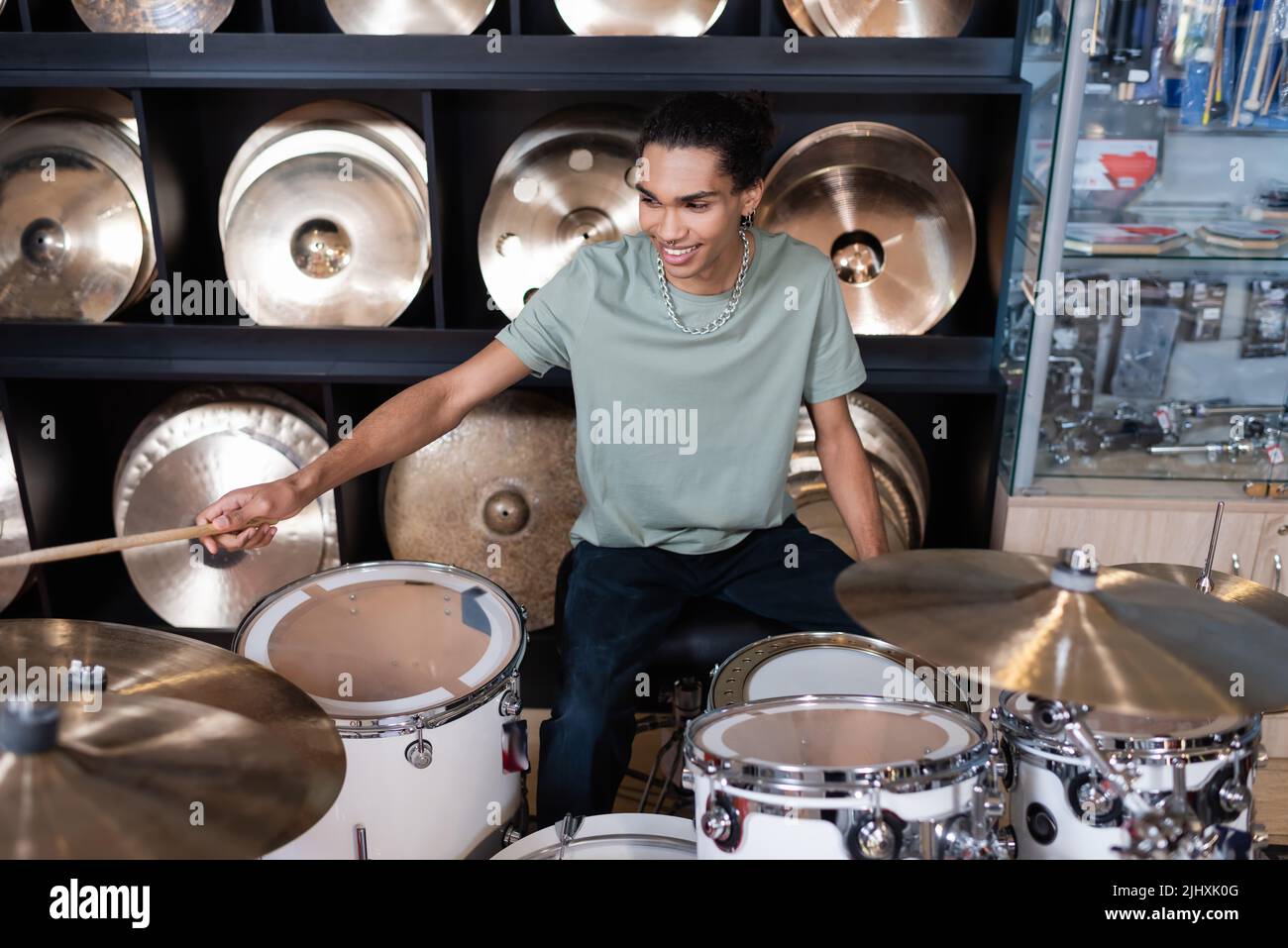 African american woman drums hi-res stock photography and images - Alamy