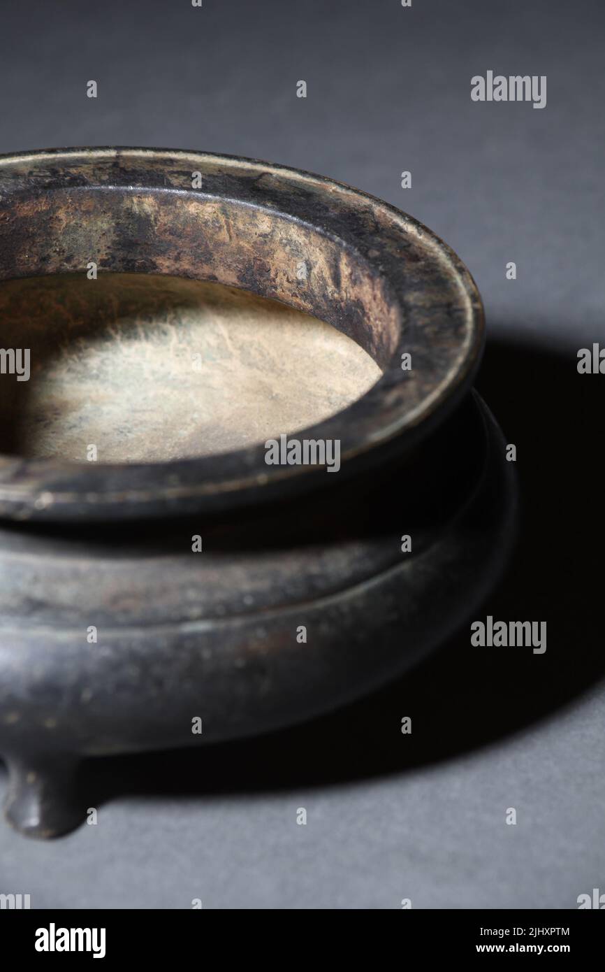 Antique chinese vase metal hi-res stock photography and images - Alamy