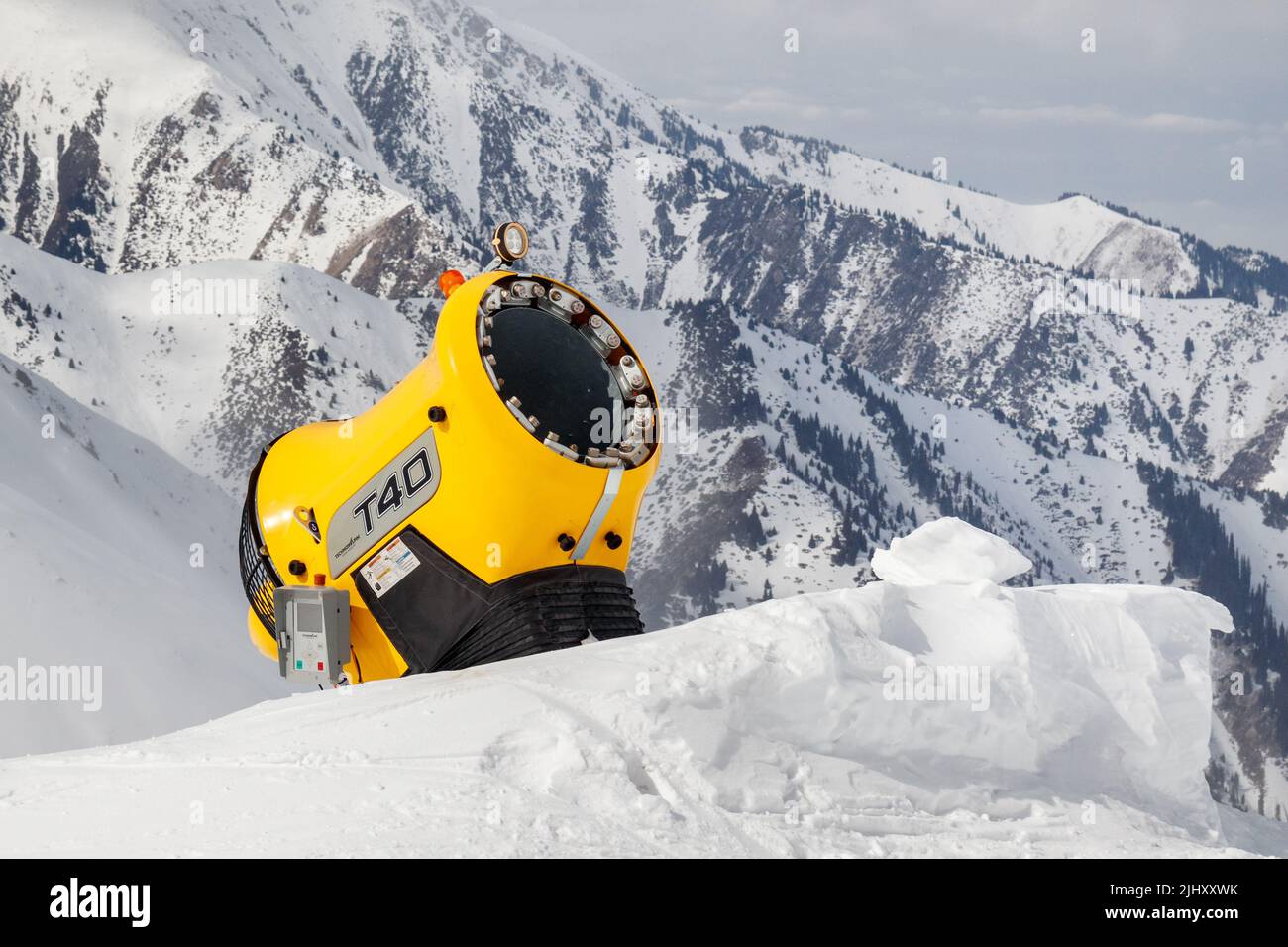Yellow snow cannon snow maker machine, snow gun for production of snow on  ski slopes Stock Photo by ©Brasilnut 185301754