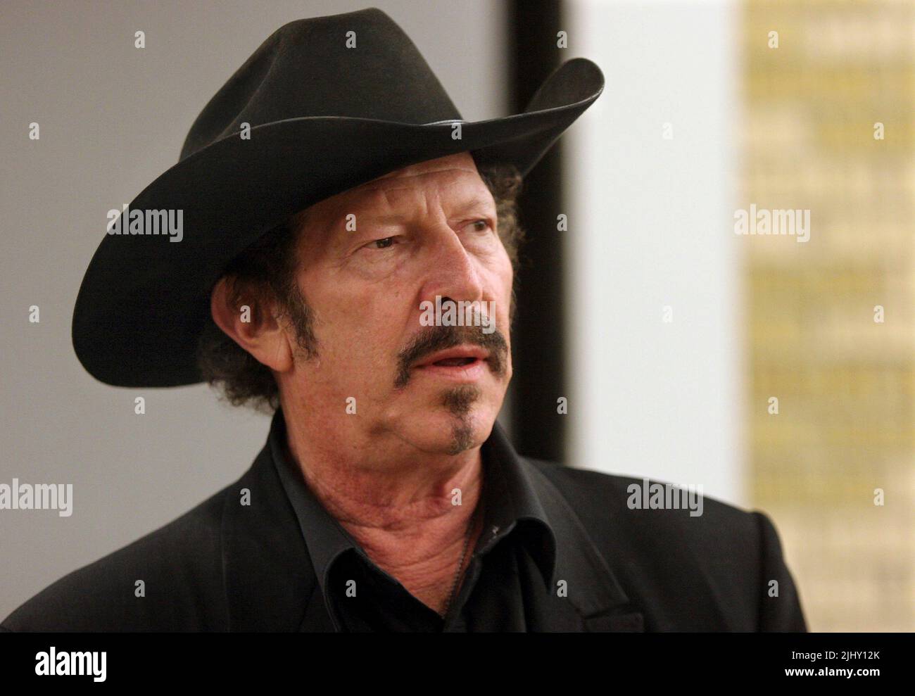 Kinky Friedman campaigns for governor of Texas on Thursday, Nov. 2, 2006 at Smith Entrepreneur Hall on the Texas Christian University campus in Fort Worth, Tarrant County, TX, USA. Friedman, 62, is a singer, songwriter, author and humorist who is one of two independent gubernatorial candidates hoping to unseat incumbent Republican Gov. Rick Perry to become the Lonestar State's first independent governor since Sam Houston in 1859. (Apex MediaWire Photo by Timothy J. Jones) Stock Photo