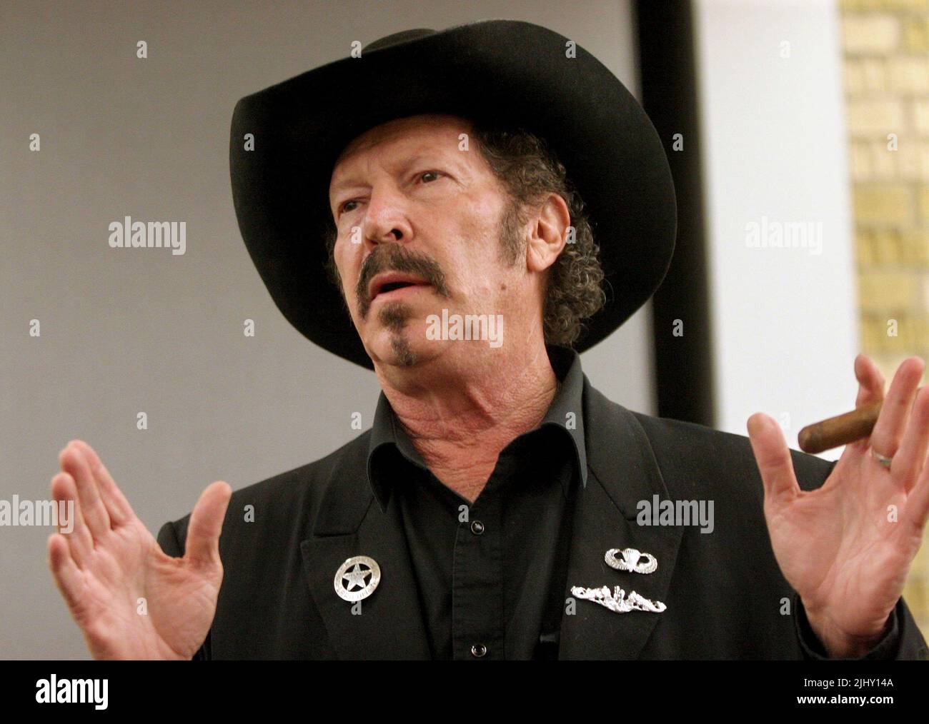 Kinky Friedman campaigns for governor of Texas on Thursday, Nov. 2, 2006 at Smith Entrepreneur Hall on the Texas Christian University campus in Fort Worth, Tarrant County, TX, USA. Friedman, 62, is a singer, songwriter, author and humorist who is one of two independent gubernatorial candidates hoping to unseat incumbent Republican Gov. Rick Perry to become the Lonestar State's first independent governor since Sam Houston in 1859. (Apex MediaWire Photo by Timothy J. Jones) Stock Photo