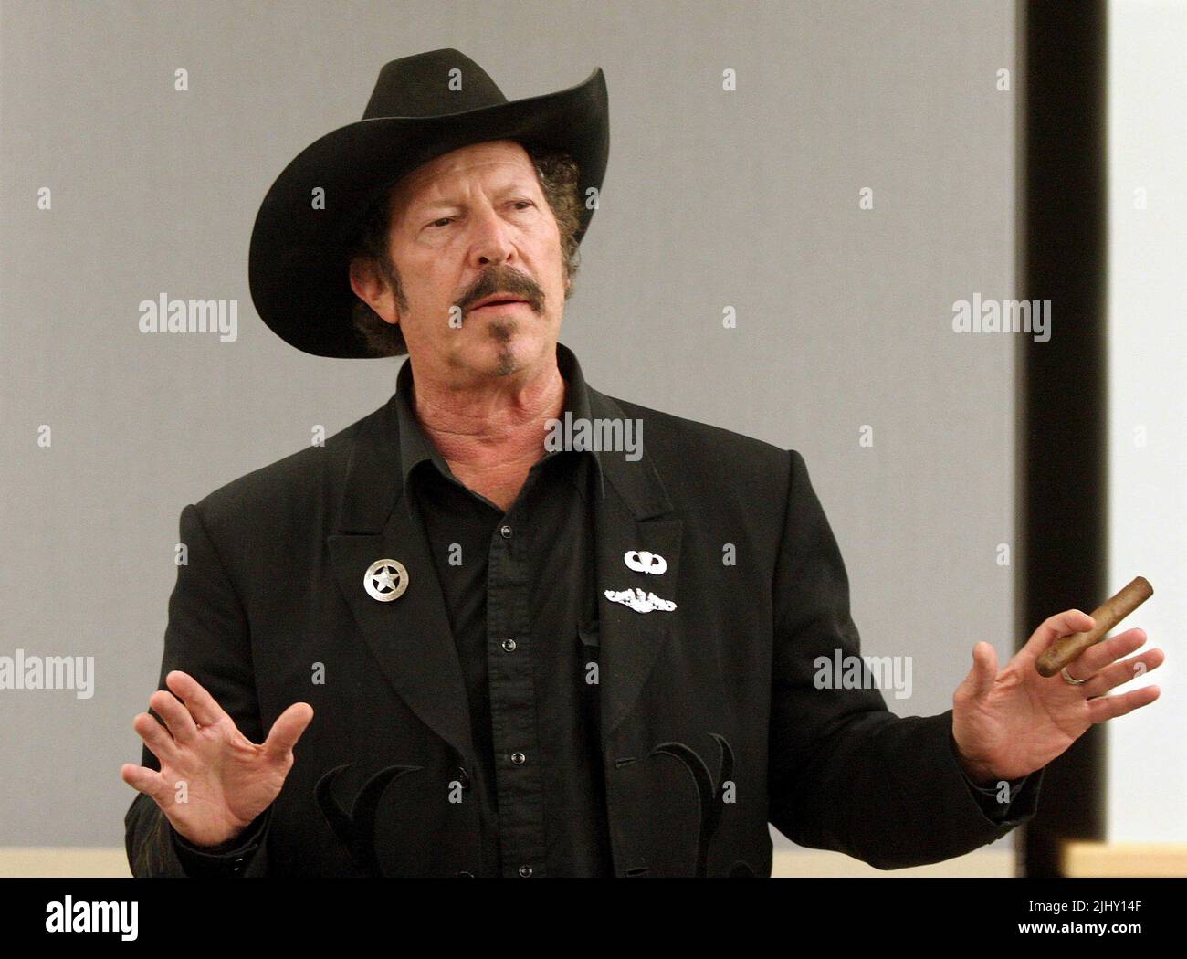 Kinky Friedman campaigns for governor of Texas on Thursday, Nov. 2, 2006 at Smith Entrepreneur Hall on the Texas Christian University campus in Fort Worth, Tarrant County, TX, USA. Friedman, 62, is a singer, songwriter, author and humorist who is one of two independent gubernatorial candidates hoping to unseat incumbent Republican Gov. Rick Perry to become the Lonestar State's first independent governor since Sam Houston in 1859. (Apex MediaWire Photo by Timothy J. Jones) Stock Photo