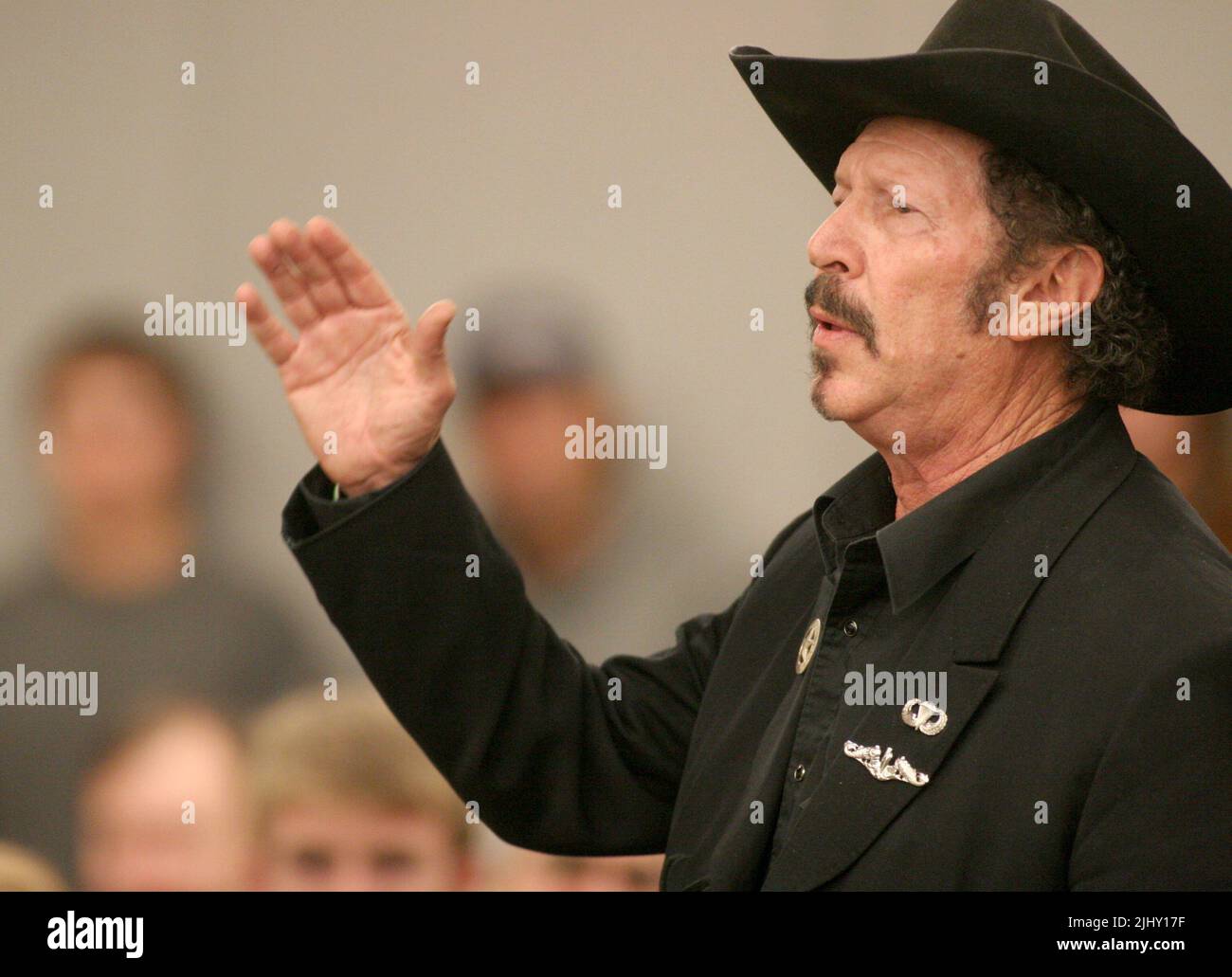Kinky Friedman campaigns for governor of Texas on Thursday, Nov. 2, 2006 at Smith Entrepreneur Hall on the Texas Christian University campus in Fort Worth, Tarrant County, TX, USA. Friedman, 62, is a singer, songwriter, author and humorist who is one of two independent gubernatorial candidates hoping to unseat incumbent Republican Gov. Rick Perry to become the Lonestar State's first independent governor since Sam Houston in 1859. (Apex MediaWire Photo by Timothy J. Jones) Stock Photo